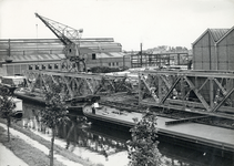 406152 Afbeelding van de delen van een kolenlosbrug die gereed liggen voor transport in de Oude Rijn bij de N.V. ...